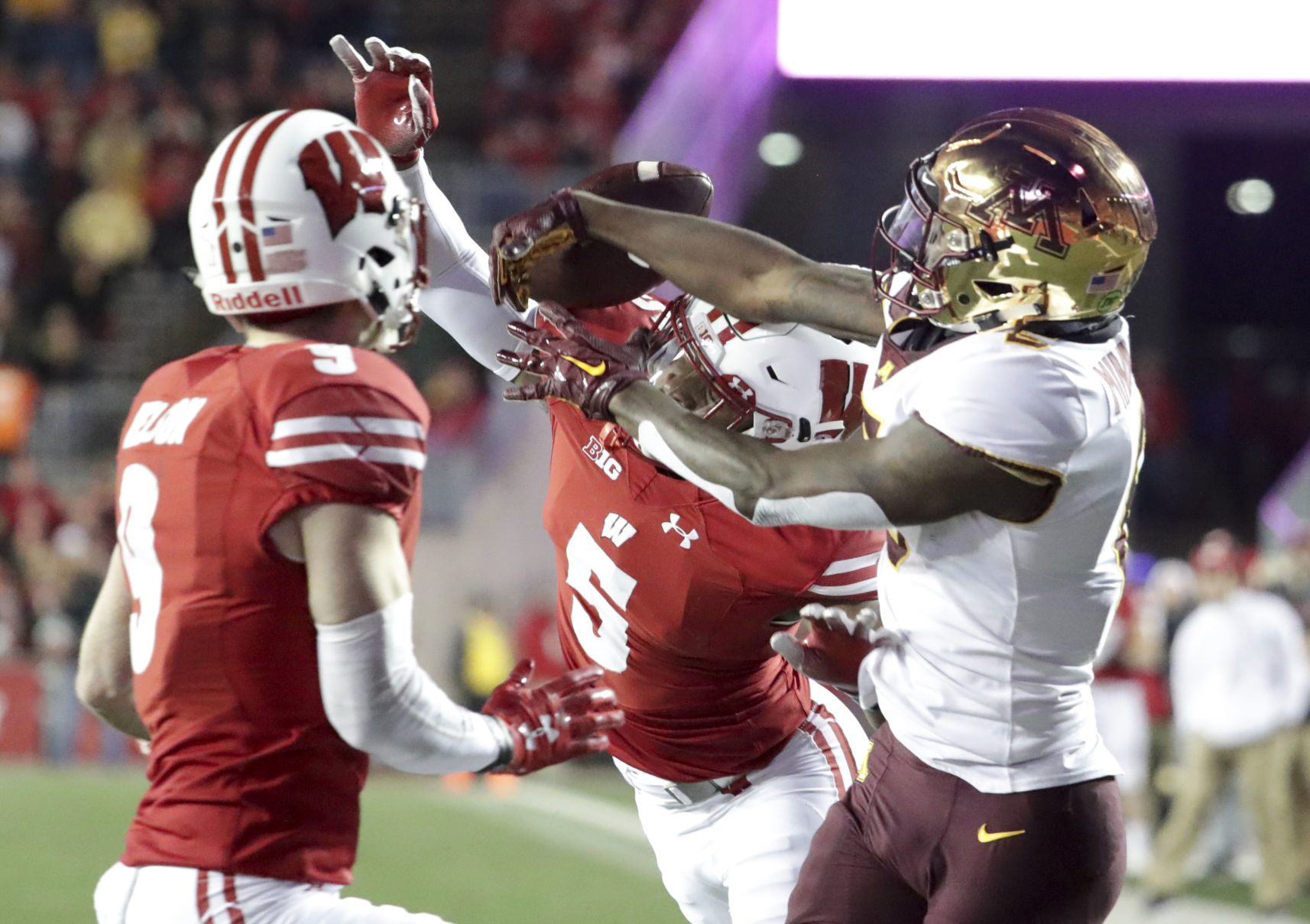 Golden Gophers 37, Badgers 15